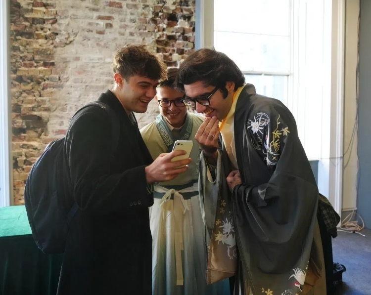 英國學(xué)生感受漢服魅力。吳若鳴攝