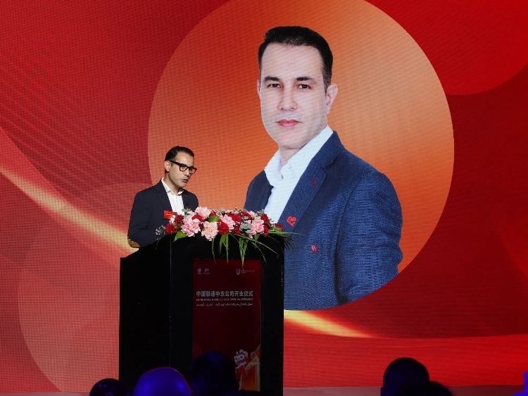 阿聯(lián)酋電信公司國際漫游與物聯(lián)網(wǎng)業(yè)務(wù)負責(zé)人賈瓦德·本塔賈爾致辭。中國聯(lián)通中東公司供圖