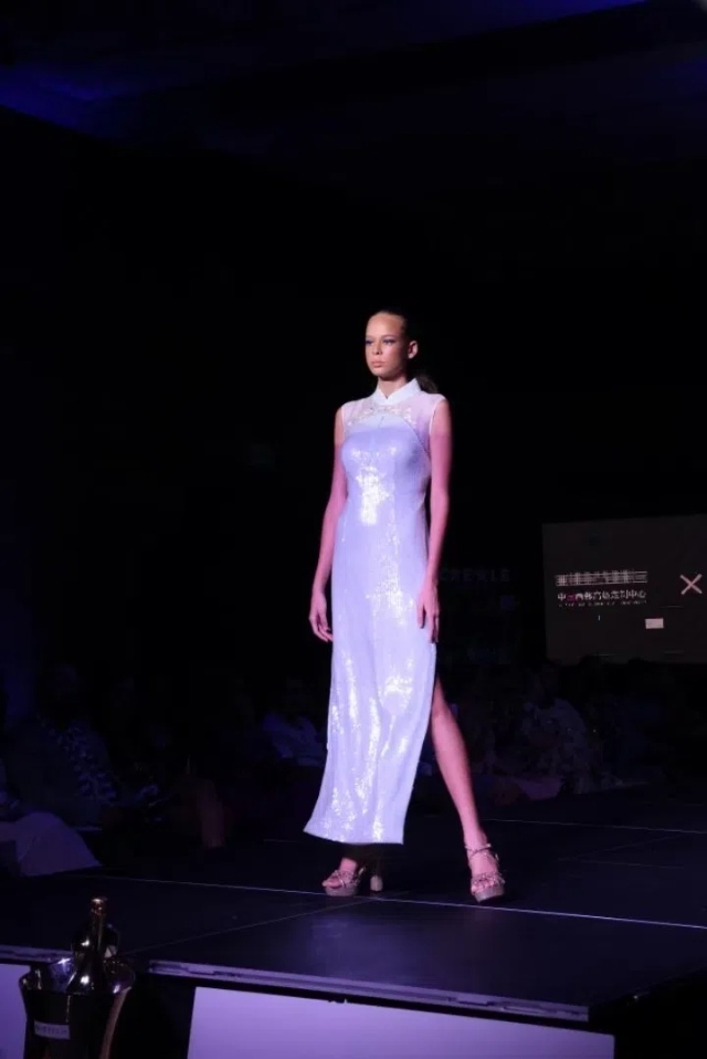 模特展示新中式禮服。顏李芳攝