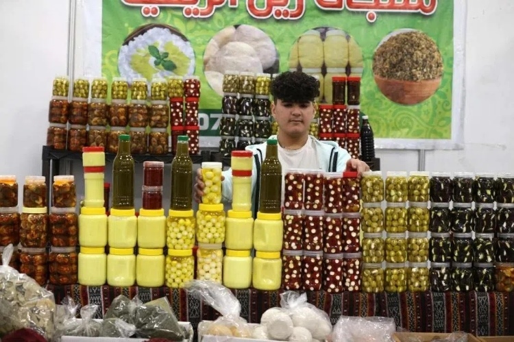 一名展商在展示各式各樣的橄欖制品。納達(dá)爾·達(dá)烏德攝