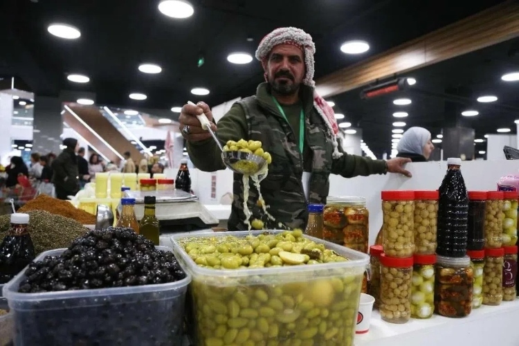 一位展商展示腌橄欖。納達(dá)爾·達(dá)烏德攝