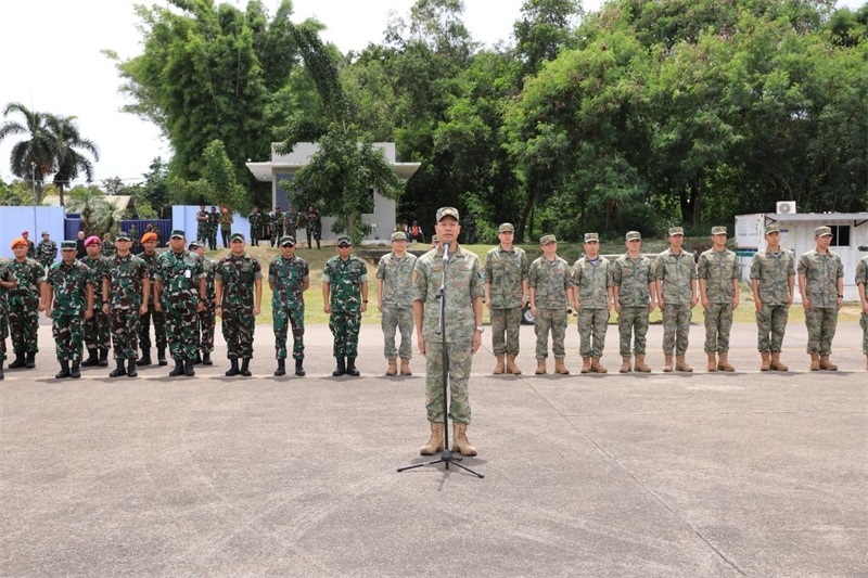 中方參演部隊(duì)指揮員在印尼方舉行的歡迎儀式上致辭。龔勝祥 攝