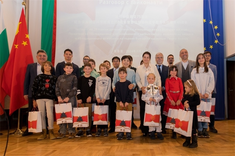 為保加利亞青少年頒發(fā)獎(jiǎng)品。中國(guó)駐保加利亞大使館供圖