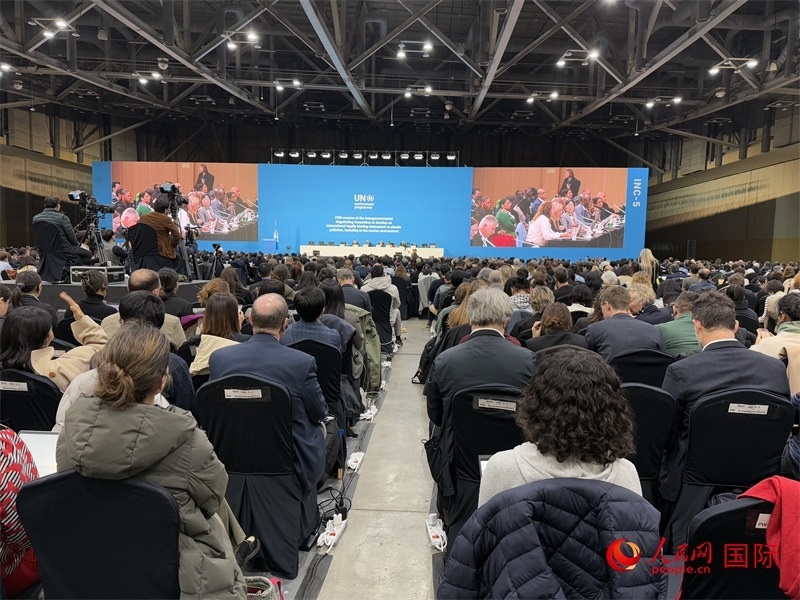 圖為塑料污染政府間談判委員會(huì)第五次會(huì)議現(xiàn)場(chǎng)。人民網(wǎng)記者 莽九晨攝