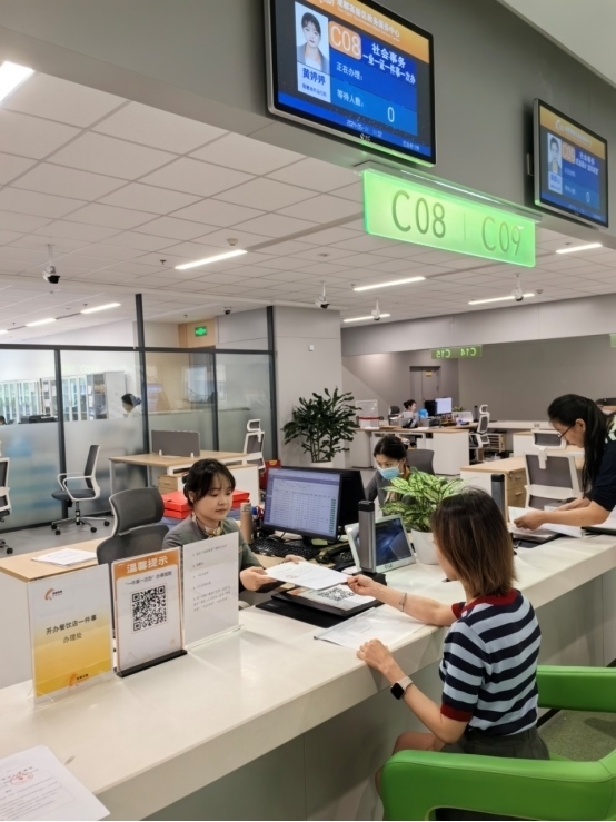 成都高新區(qū)“開辦餐飲店一件事”服務窗口。成都市市場監(jiān)督管理局供圖