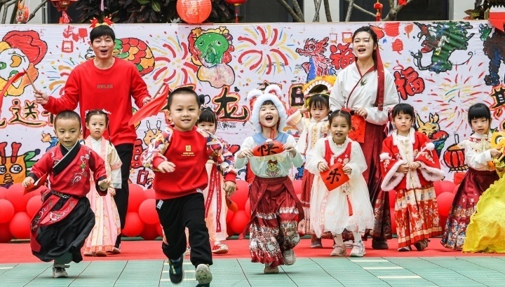 孩子們在幼兒園體驗廟會活動