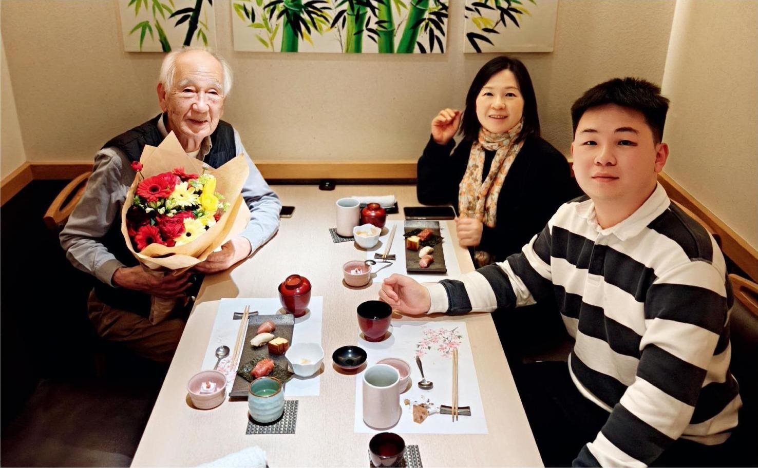 佐佐木俊一與彭林（中）、彭俊霖（右）在一起。