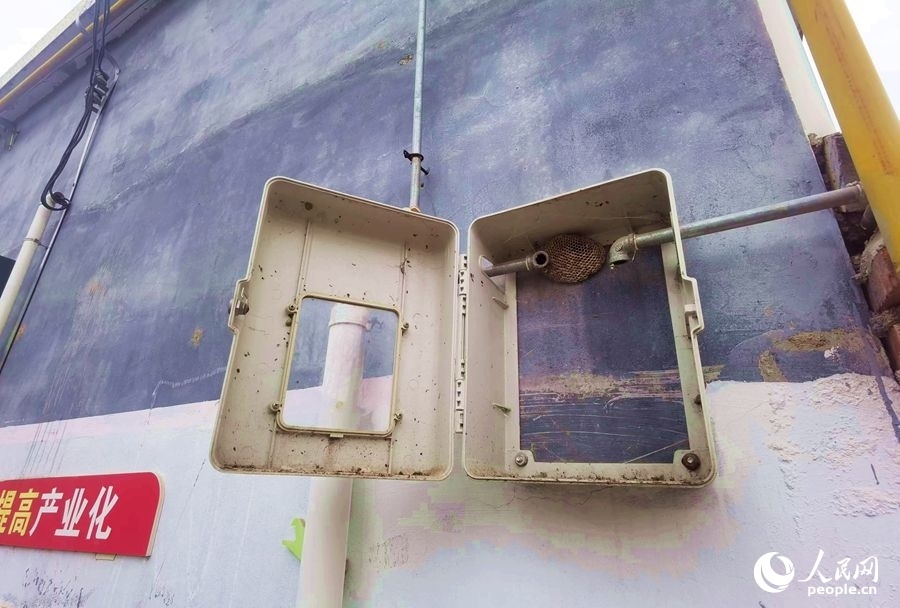 在玉山村的一處未安裝燃?xì)獗淼谋硐鋬?nèi)，掛著一個馬蜂窩。人民網(wǎng)記者 慎志遠(yuǎn)攝