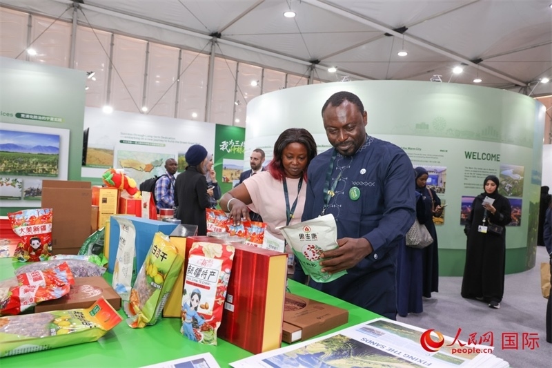 嘉賓了解中國館展示產(chǎn)品。人民網(wǎng)記者任皓宇攝