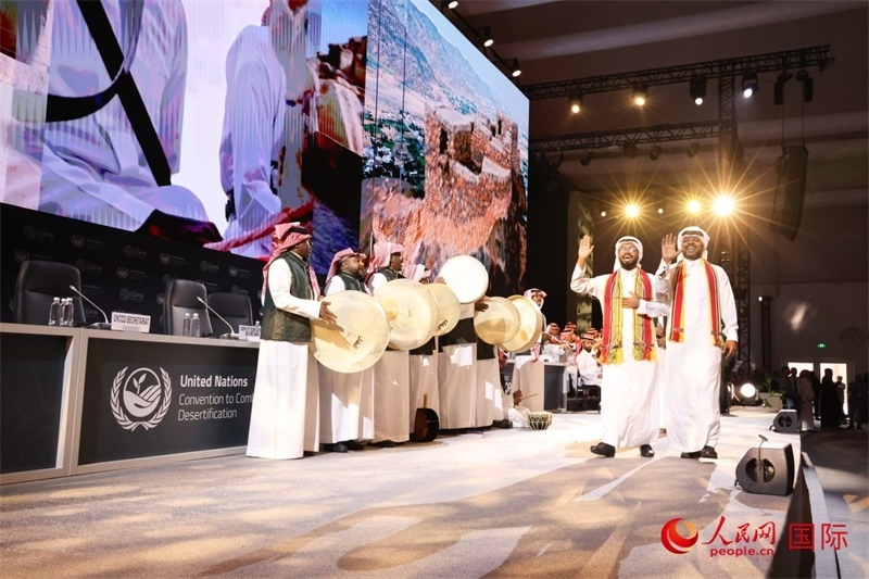《聯(lián)合國防治荒漠化公約》第十六次締約方大會2日開幕。圖為開幕式表演。人民網(wǎng)記者任皓宇攝
