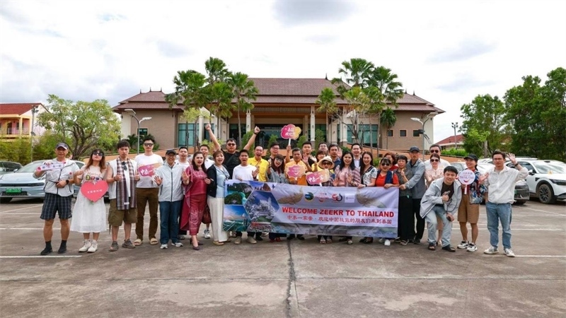 參與活動(dòng)的中國游客與當(dāng)?shù)靥﹪撕嫌啊；顒?dòng)主辦方供圖