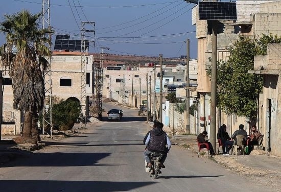 這是12月1日拍攝的敘利亞哈馬省北部一處城鎮(zhèn)街道。新華社發(fā)
