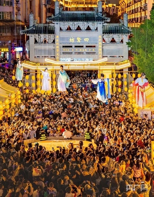 改造后的郁孤臺歷史文化街區(qū)流光溢彩，吸引游客沉浸式體驗宋朝文化（央廣網(wǎng)發(fā) 胡中 攝）