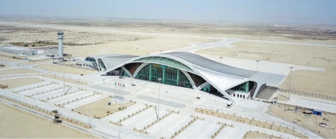 今年10月正式竣工的巴基斯坦瓜達爾新國際機場是中巴經(jīng)濟走廊建設進一步走向深入的重要標志，有力推動中巴經(jīng)濟走廊建設成為高質量共建“一帶一路”的示范性項目。圖為瓜達爾新國際機場。艾哈邁德·卡邁勒 攝（新華社發(fā)）