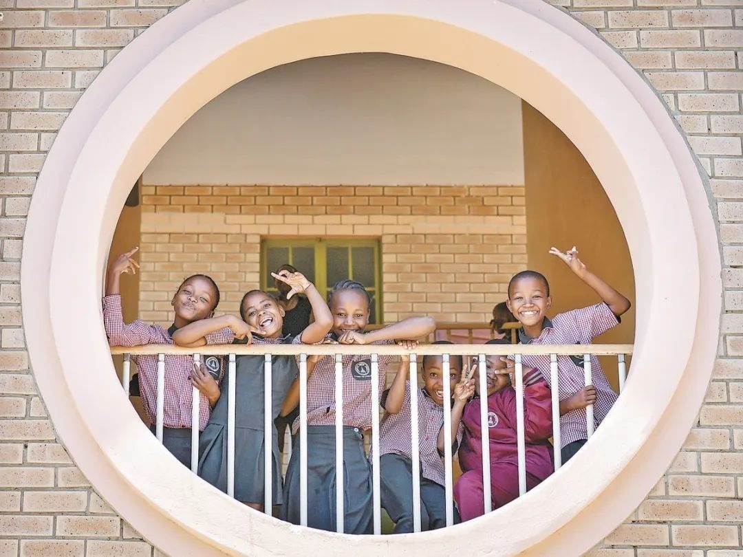 位于博茨瓦納南部的莫帕尼小學是中國援建的現(xiàn)代化學校，當?shù)貎和慕逃龡l件因此得到改善。圖為莫帕尼小學課間休息的學生們。新華社記者 韓旭 攝