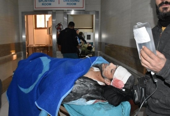11月29日，在敘利亞阿勒頗，傷者被送往醫(yī)院接受治療。新華社發(fā)