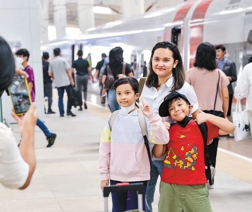 雅萬高鐵是我國在境外完成全過程勘察設計建設的首個高鐵項目，于去年10月17日正式開通運營，是中印尼共建“一帶一路”合作的典范。圖為乘客在和雅萬高鐵動車組合影留念。新華社記者 徐欽 攝