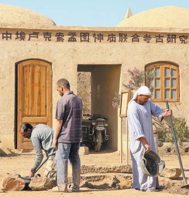 中埃（及）盧克索孟圖神廟聯(lián)合考古項目在考古發(fā)掘、文物保護等方面，不斷統(tǒng)一技術標準，互學互鑒理念方法，推動神廟實地景象和出土文物重現(xiàn)于世人面前。圖為工作人員在項目現(xiàn)場進行發(fā)掘清理工作。新華社記者 王東震 攝