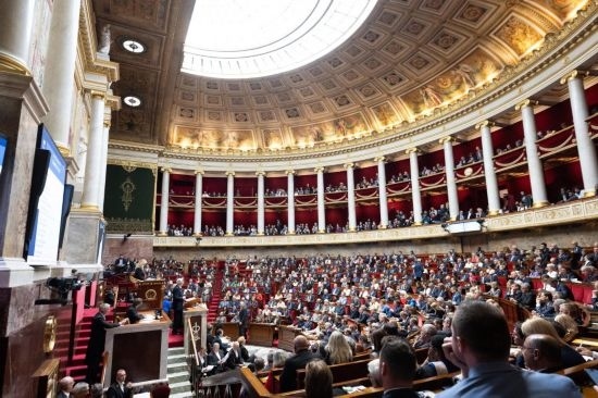 10月1日，法國總理巴尼耶在位于巴黎的法國國民議會發(fā)表演講。新華社發(fā)（杰克·陳攝）