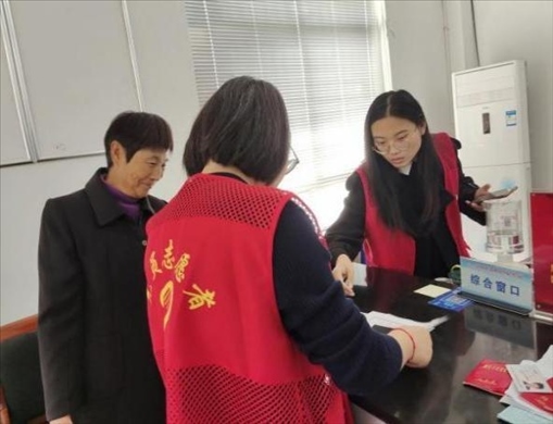 代辦人員為村民辦理醫(yī)保報(bào)銷。 圖片來(lái)源：江蘇南通啟東市數(shù)據(jù)局