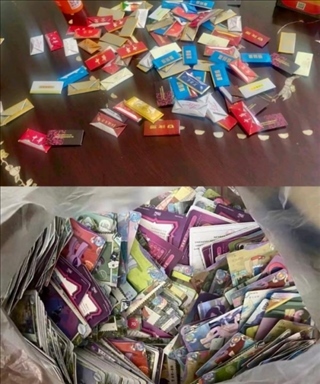 孩子們收集的煙卡、卡牌。受訪者供圖