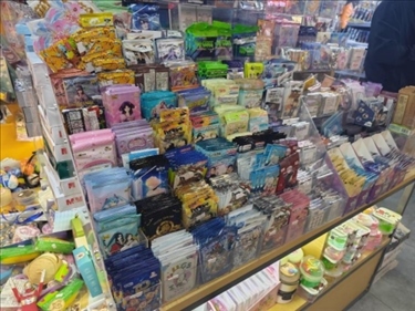 北京某文具店卡牌盲盒柜臺，未設(shè)相關(guān)提醒。人民網(wǎng)記者 黃鈺攝