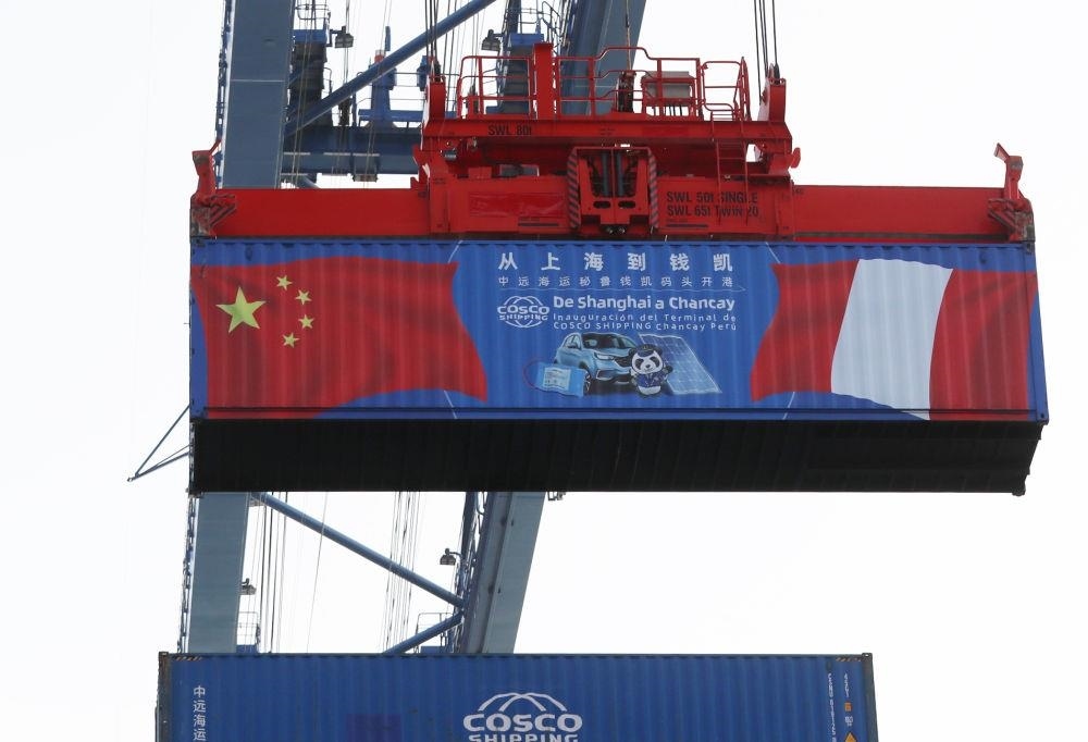 2024年11月14日，在秘魯首都利馬以北的錢(qián)凱港，岸邊智能化設(shè)備吊裝集裝箱。