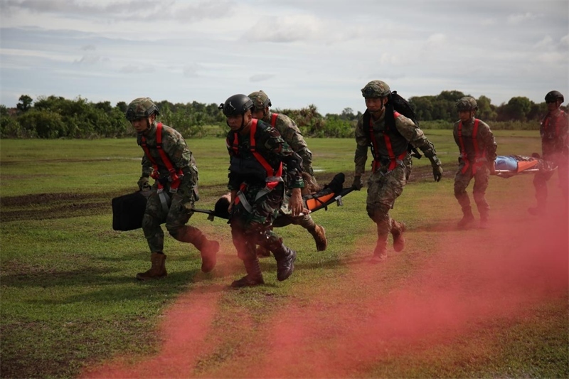 中印尼雙方空降兵隊員空降至指定地域后，迅速展開“傷病員”救治和轉(zhuǎn)移。段江山攝