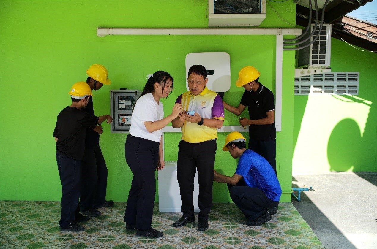 工作人員為當(dāng)?shù)靥﹪?guó)老師講解說(shuō)明。主辦方供圖