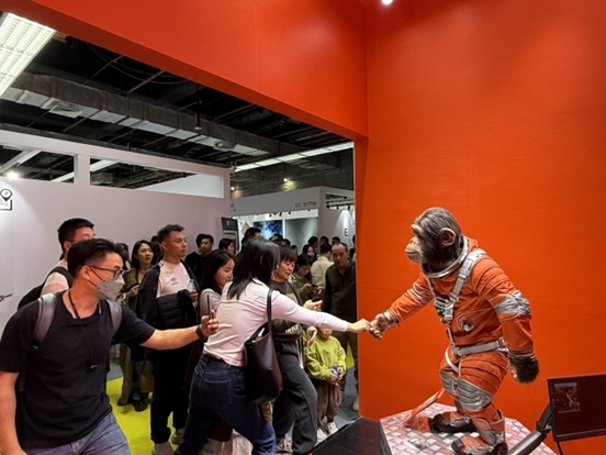 本土原創(chuàng)公司JIN ARTS帶領(lǐng)仿生機(jī)器人亮相廣州設(shè)計(jì)周11號(hào)館。（受訪者供圖）