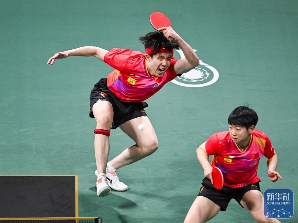 ↑中國隊(duì)組合王楚欽（左）/孫穎莎在混雙比賽中。新華社記者 王曦 攝