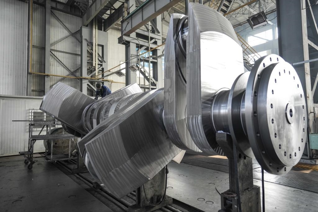 2024年1月11日，工人在大連華銳船用曲軸有限公司加工車間加工產(chǎn)品。新華社記者 潘昱龍 攝