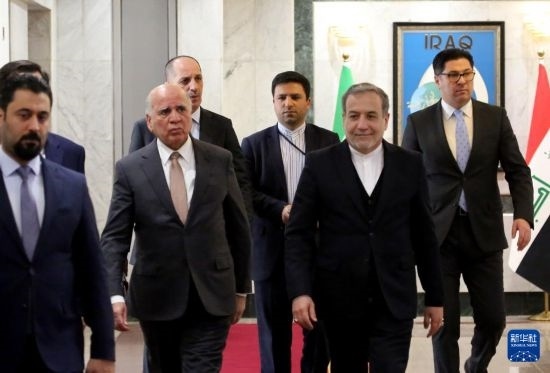 12月6日，伊拉克副總理兼外長侯賽因（中左）在巴格達(dá)會見伊朗外長阿拉格齊（中右）。新華社發(fā)（哈利勒·達(dá)伍德攝）