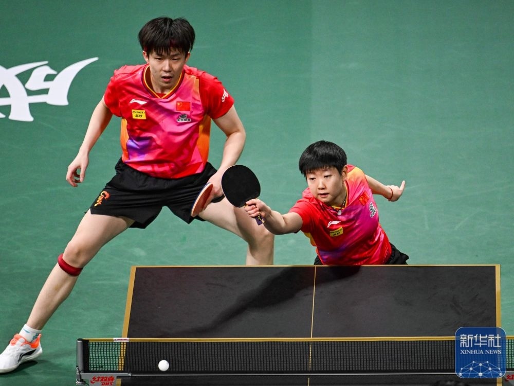 ↑中國隊(duì)組合王楚欽/孫穎莎（右）在混雙比賽中。新華社記者 王曦 攝