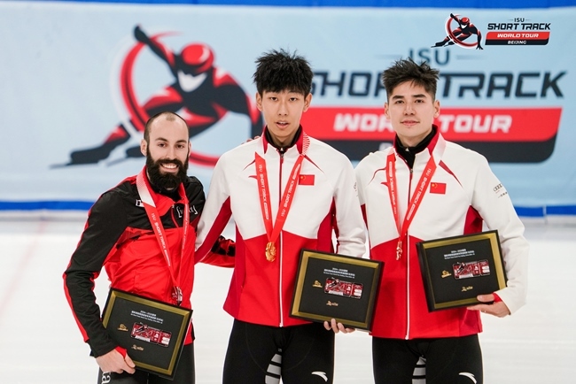 男子500米頒獎儀式，中國選手孫龍(中)奪得冠軍，加拿大選手杜博伊斯(左)獲得亞軍，中國選手劉少昂獲得季軍。賽事組委會供圖