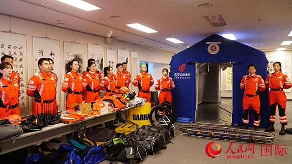 國(guó)航日韓支社捐贈(zèng)的專業(yè)救援裝備。人民網(wǎng) 蔣曉辰攝