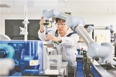 廣東省深圳市科研人員在實(shí)驗(yàn)室調(diào)試智能機(jī)器人。視覺中國(guó)供圖