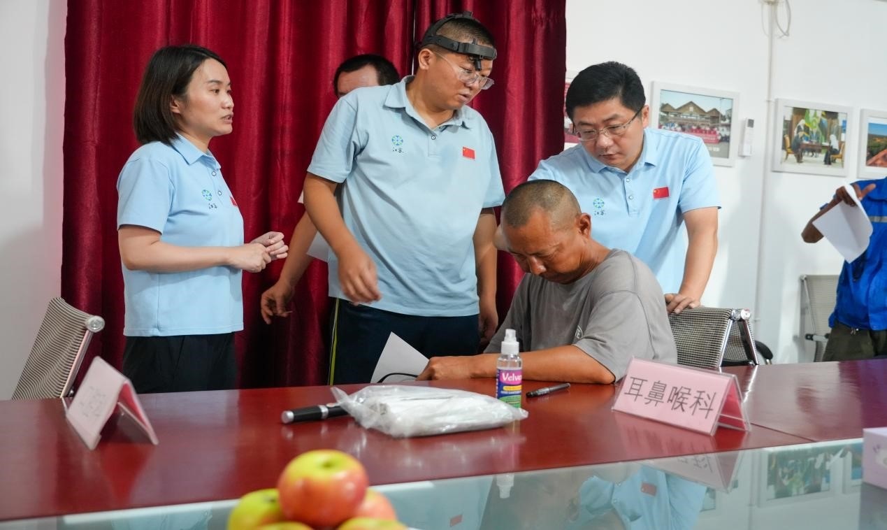 醫(yī)療隊(duì)專(zhuān)家診療現(xiàn)場(chǎng)。中國(guó)土木供圖