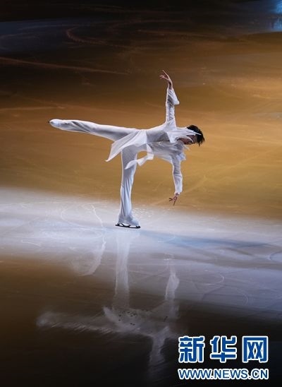 圖為羽生結(jié)弦在表演中。記者 錢錚 攝