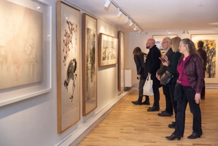 來賓參觀畫展。中國駐瑞典大使館供圖