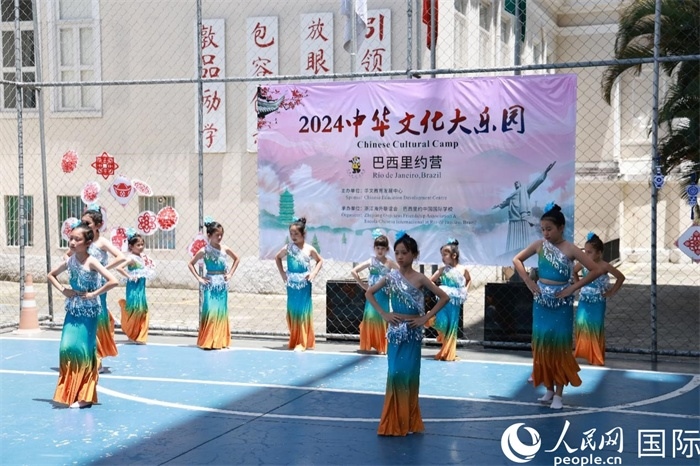 傣族舞蹈《金色的孔雀》以優(yōu)美的動(dòng)作贏得觀眾喝彩。人民網(wǎng)記者 陳海琪攝