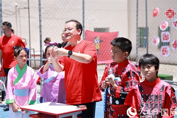 趣味數(shù)學(xué)節(jié)目以富有創(chuàng)意的數(shù)字游戲和魔尺變幻為亮點(diǎn)，激發(fā)了孩子們的數(shù)學(xué)思維與想象力。人民網(wǎng)記者 陳海琪攝