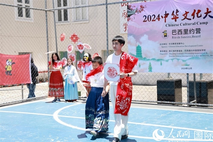 《SHOW美中華》通過(guò)國(guó)風(fēng)服飾走秀，將傳統(tǒng)文化與現(xiàn)代創(chuàng)意完美結(jié)合。人民網(wǎng)記者 陳海琪攝