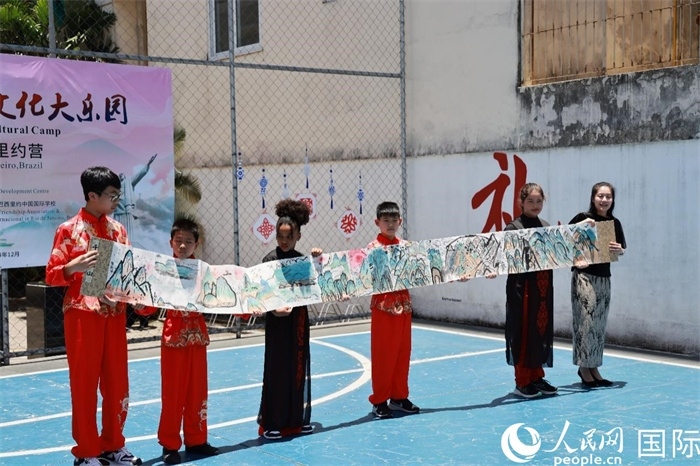 《一書(shū)一畫(huà)》展現(xiàn)了小營(yíng)員們的繪畫(huà)技巧。人民網(wǎng)記者 陳海琪攝