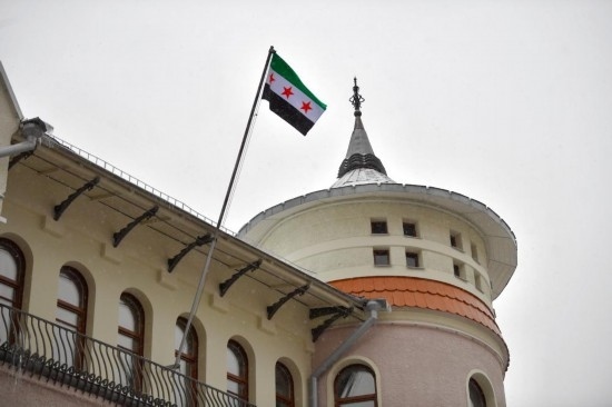 12月9日，在俄羅斯首都莫斯科，敘利亞駐俄羅斯使館升起代表敘利亞反對(duì)派的旗幟。新華社發(fā)（亞歷山大攝）