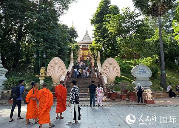 游客在金邊塔山寺游玩。人民網(wǎng)記者 簡(jiǎn)承淵攝