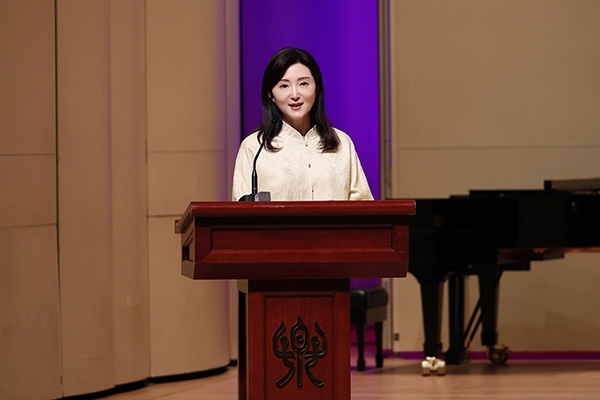 中央音樂學院黨委書記、中國民族管弦樂學會胡琴專業(yè)委員會會長于紅梅致辭。中國民族管弦樂學會胡琴專業(yè)委員會供圖