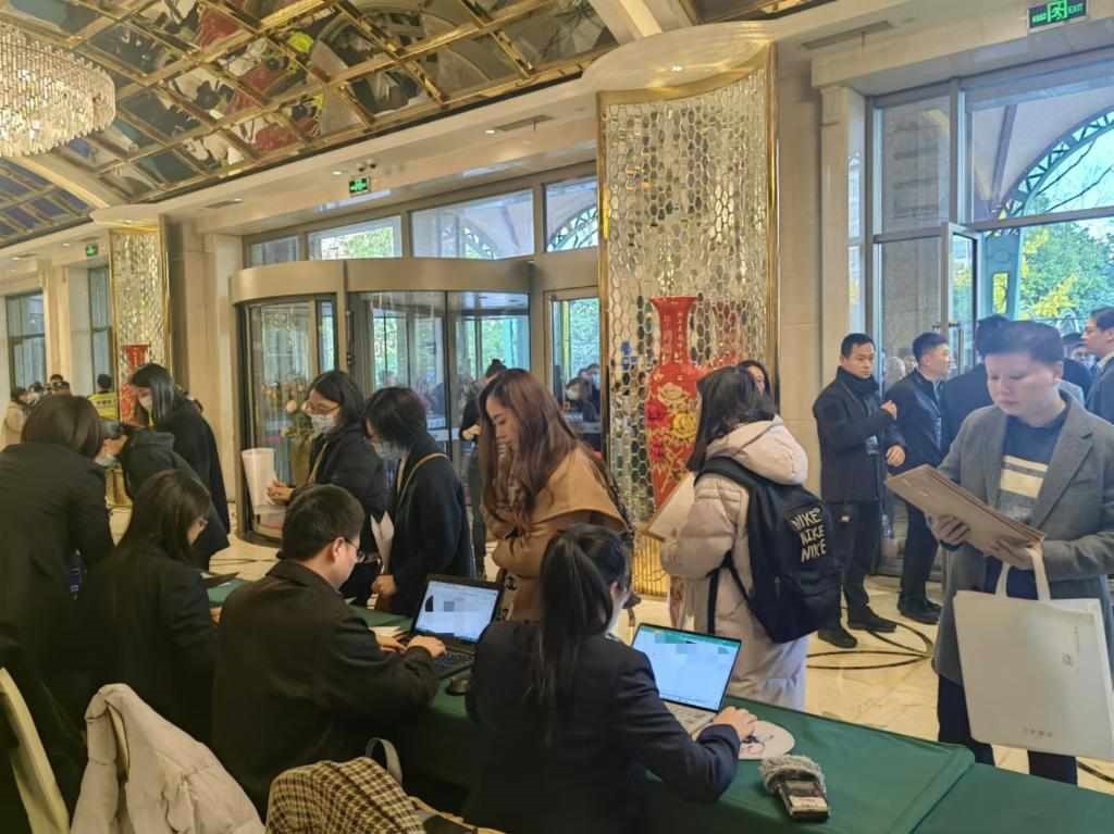 12月12日，第十批國家組織藥品集中帶量采購現(xiàn)場。新華社記者龔雯 攝