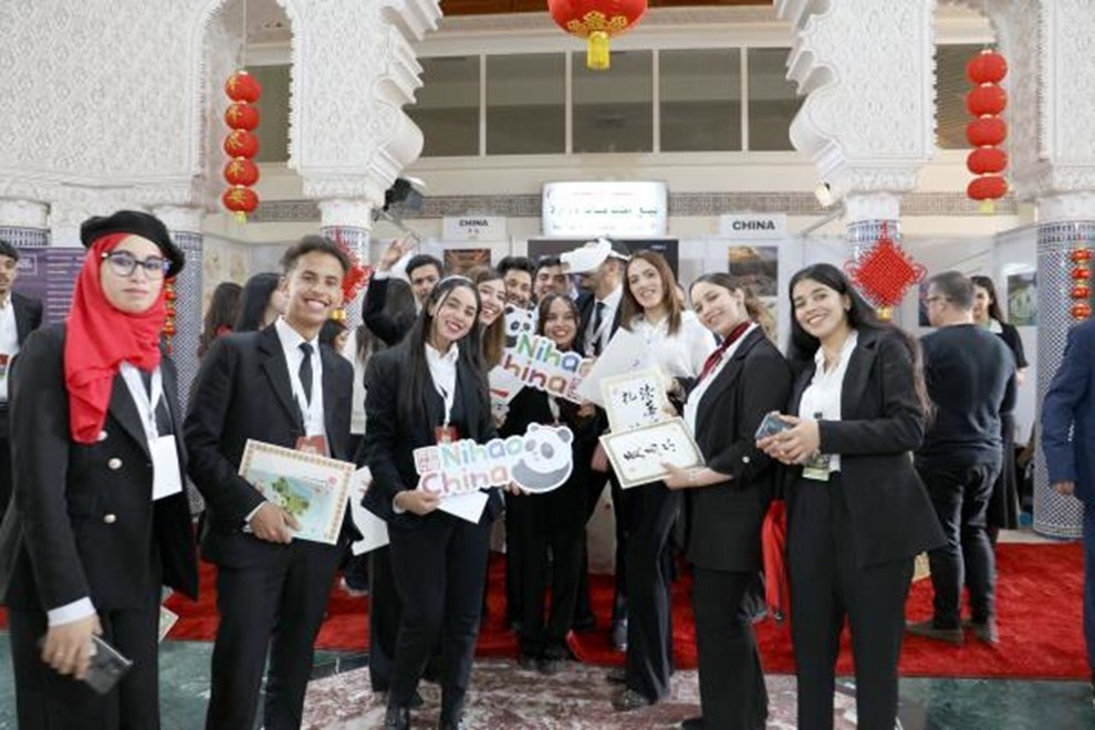 當地民眾手持“你好！中國”手牌合影。拉巴特中國文化中心供圖