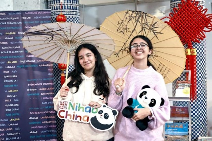 兩名女孩在合影。拉巴特中國文化中心供圖